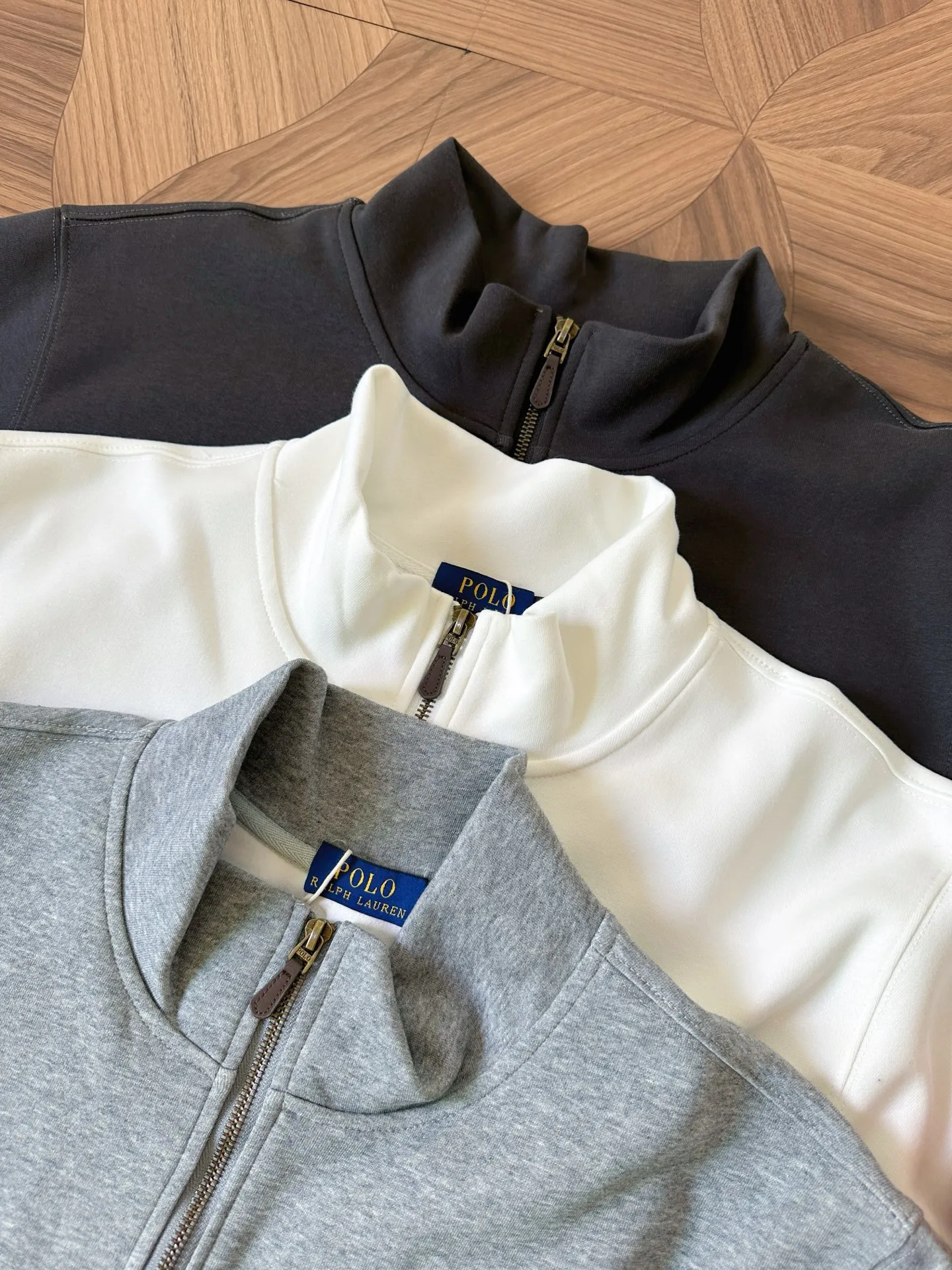 P210 Style No.: RL023] Ralph Lauren/Ralph Lauren classic small label embroidered turtleneck half-zip sweatshirt. Simple and versatile ~ super delicate and soft, close to the body without being tied. Perfectly reflects the brand's sense of superiority. The cut is standard, comfortable to stretch, unrestricted in movement, and highly practical to wear. Classic and simple style, with pony embroidery pattern on the chest, imported machines, three-dimensional and full. Original Polo brass zipper, three-dimensional windproof lapels, taking into account warmth and cool lines, full of coolness, half-open lazy mode. The fit is loose, whether worn alone or layered, you can wear different styles of fashion with just one piece. Color: black, white, gray, brown, navy Size: S-xL S shoulder width 51 bust 110 length 67 sleeve length 58 M shoulder width 52 bust 114 length 69 sleeve length 59 L shoulder width 53 bust 118 length 71 sleeve length 60 xL shoulder width 54 bust 122 length 73 sleeve length 61